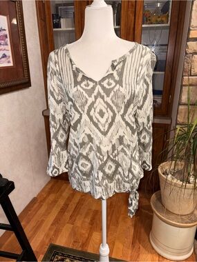 Chicos size 2 size large white and gray 3/4 length sleeve v/neck side tie knot